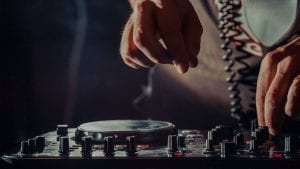 dj-using-mixer